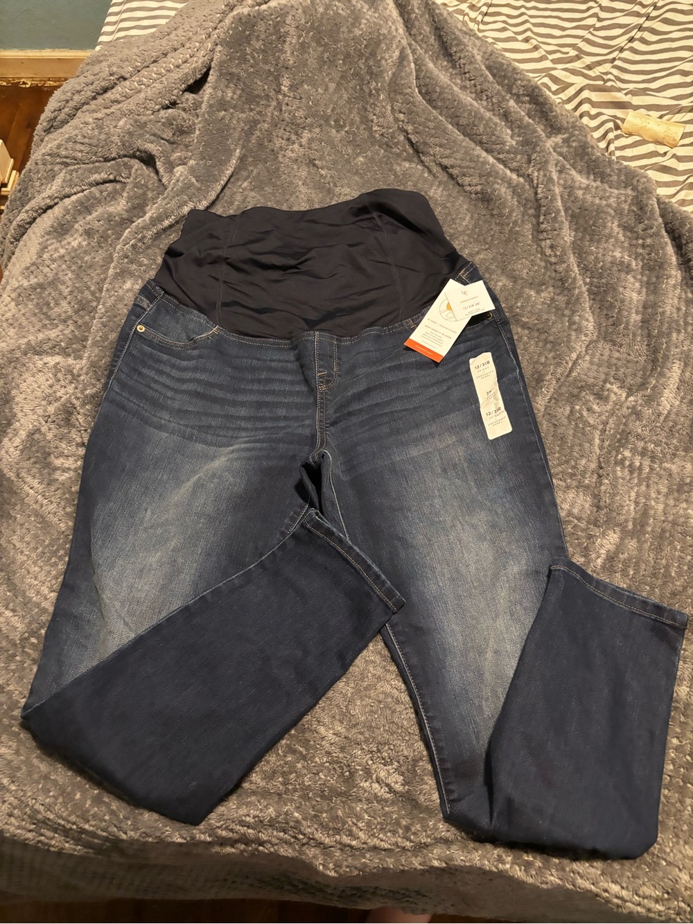 Womens size 12/31R New With Tags Maternity Dark Blue Stretch Jeans